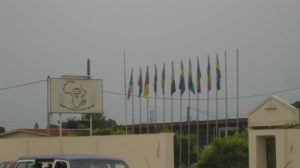 Les drapeaux des onze états hissés devant l'administration de l'Institut Africain d'Informatique